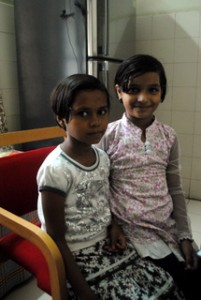 Picture of two young girls, Manisha and Shrutika, age eight, living with diabetes